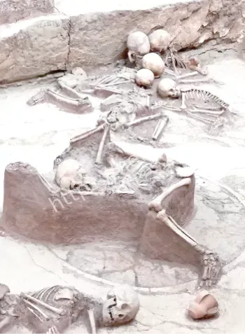 母亲抱孩子