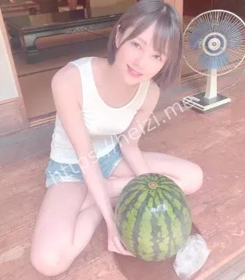 女子虐猫