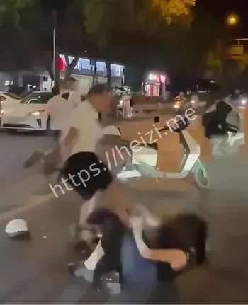 妻子跪地求饶