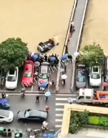 重庆酉阳SUV坠河