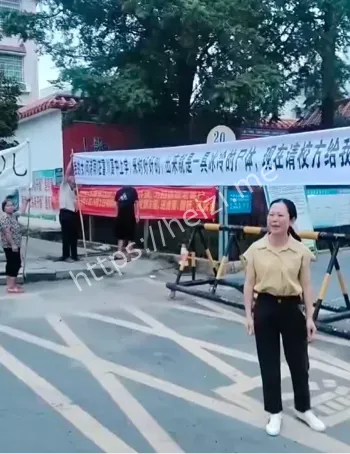 家长拉横幅维权