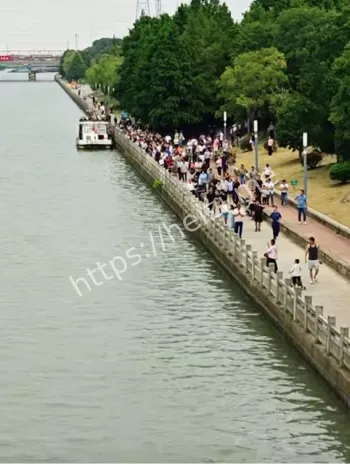 船舶群众救援现场