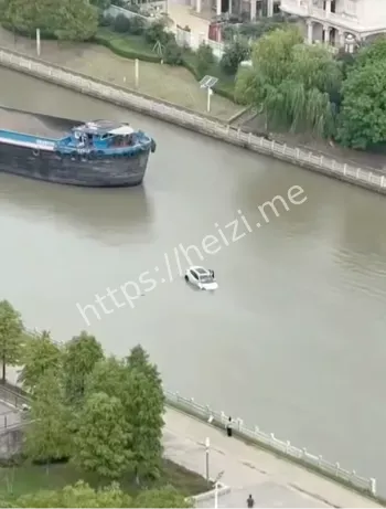 船舶群众救援现场