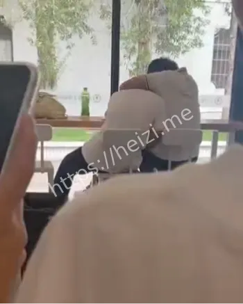 高中生搂抱亲密举动