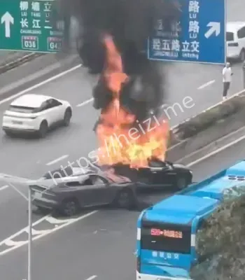 白衣小伙英勇救人