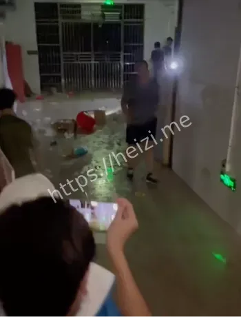 砸门要求退钱