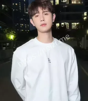 官宣女友李丽欣恋情