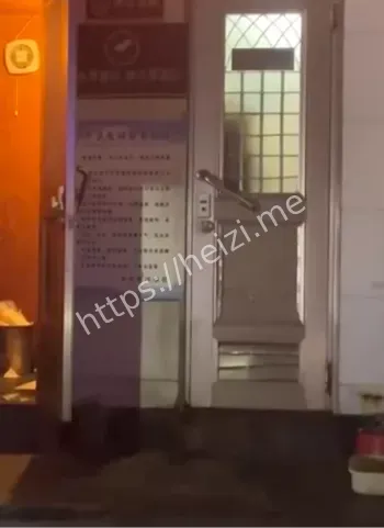 成都炸串摊旁厕所暴力