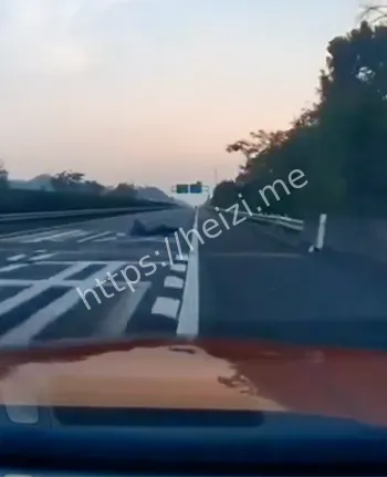 20辆车相撞自燃事件