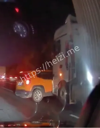 降雨堵车服务区拥堵