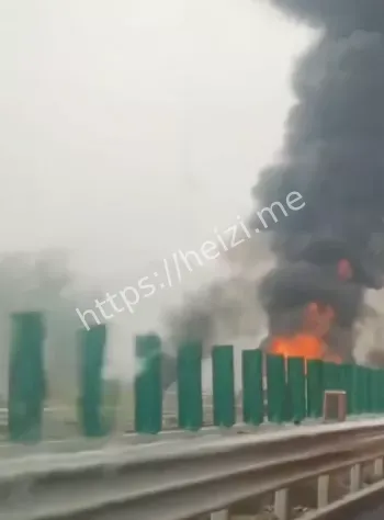 重型货车油箱破裂火光冲天目击