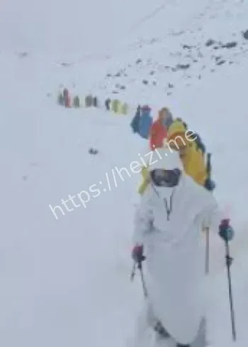 珠峰暴雪突袭东坡营地