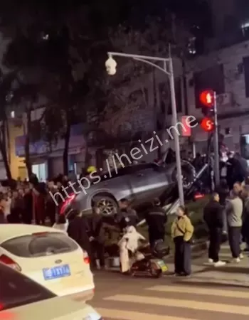 比亚迪失控撞飞红路灯