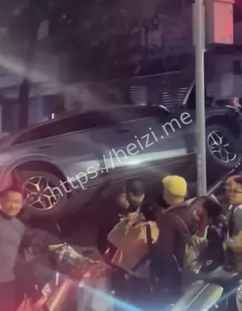 车头撞碎满地残骸