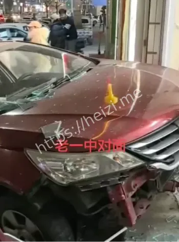 阳信老一中对面连环撞车