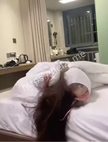 精神小伙皮带打人视频