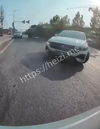 白色轿车硬刚装甲车