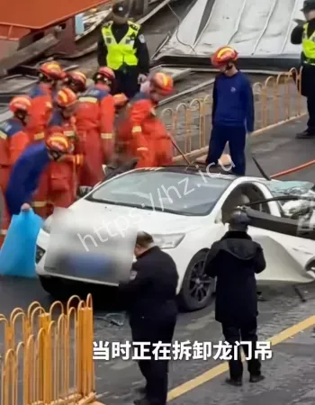 砸中行驶白色轿车