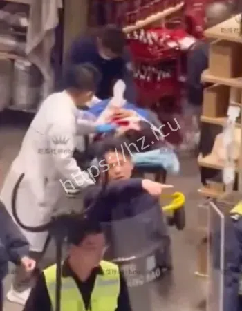 行凶男商场内