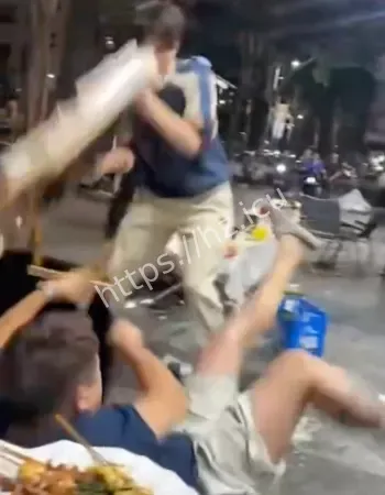 多人板凳砸人混战