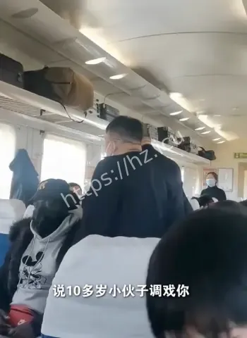 被4个男生调戏