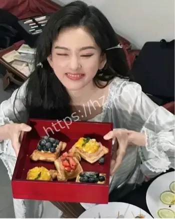 宋祖儿留学旧照亲密合照