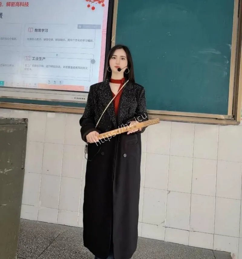 端庄人设彻底崩塌