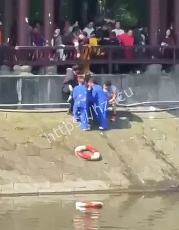 奶奶游客保安纷纷下水