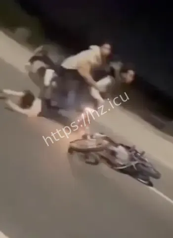 相撞血溅街头哀嚎打滚