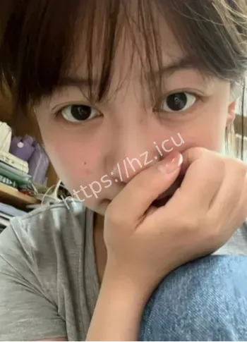 王亚丽直播大胆展示身材