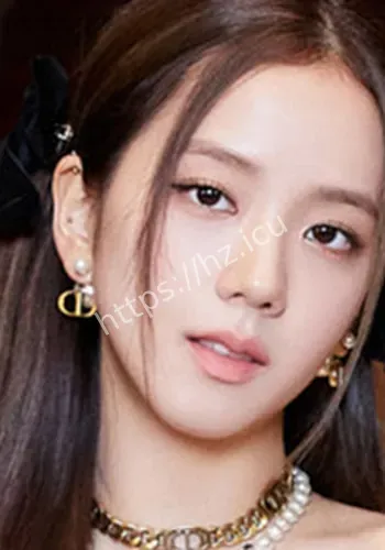 金智秀一袭粉裙甜美优雅