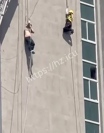 两工人悬百米高空