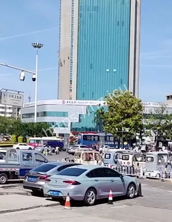 两工人悬百米高空