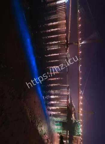 夜晚海水被点亮