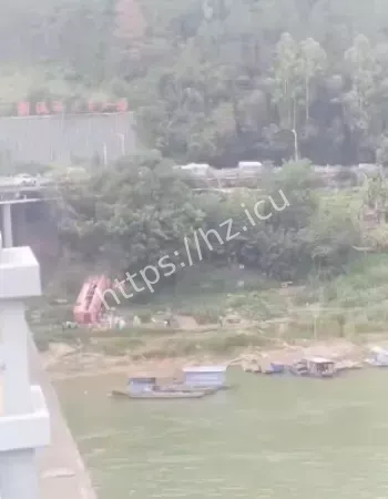 整车坠翻桥下