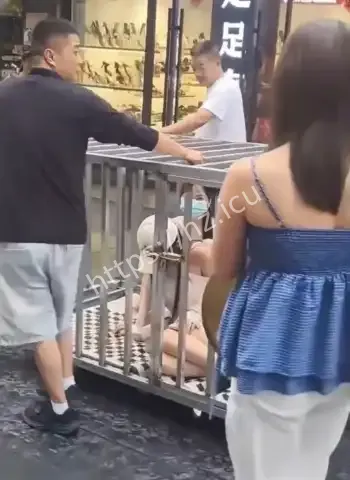 两女子被关铁笼