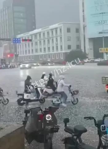 连遭两天特大冰雹暴击