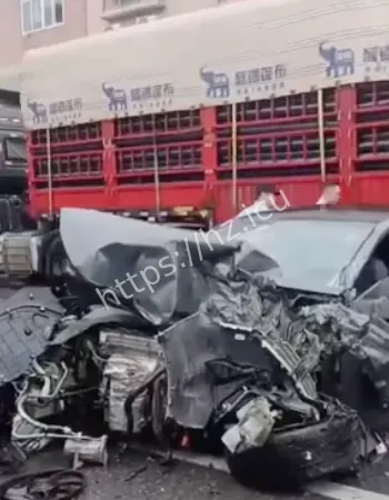 多辆汽车瞬间被撞飞