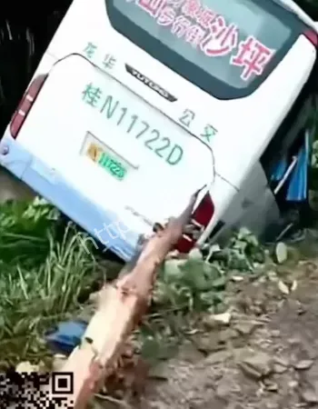 客车冲出护栏