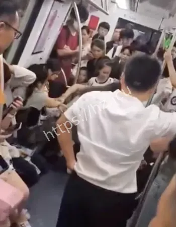 小仙女因口角直接开撕