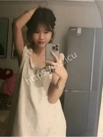 刘钰婷跪地深喉浴室后入